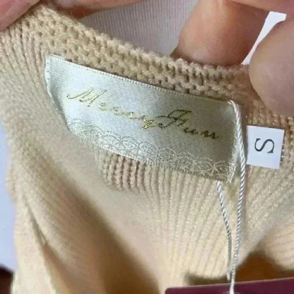 New Merry Jane sweater size S cream V-neck hi-lo - Picture 9 of 9